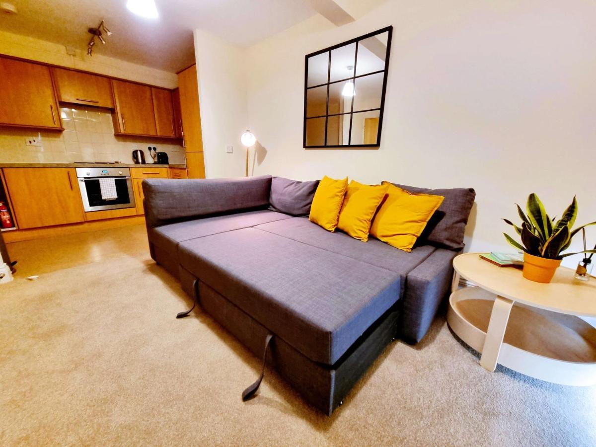 Cityscape Haven: 1 Bedroom Apartment With Terrace And City View Μπόρνμουθ Εξωτερικό φωτογραφία